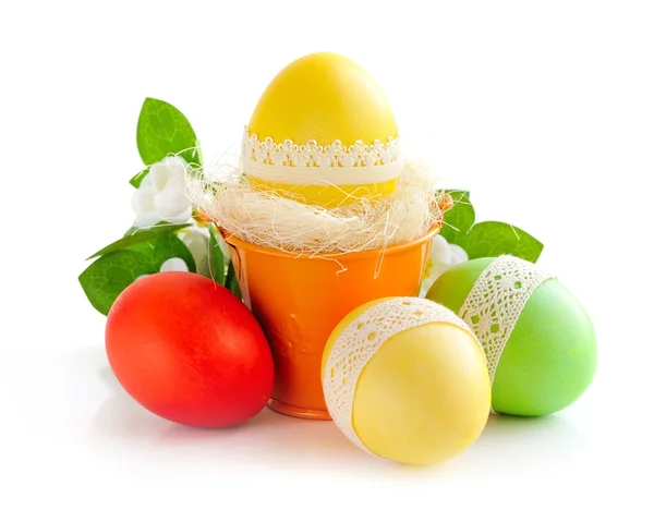 Beyaz arkaplanda renkli paskalya yumurtaları — Stok fotoğraf
