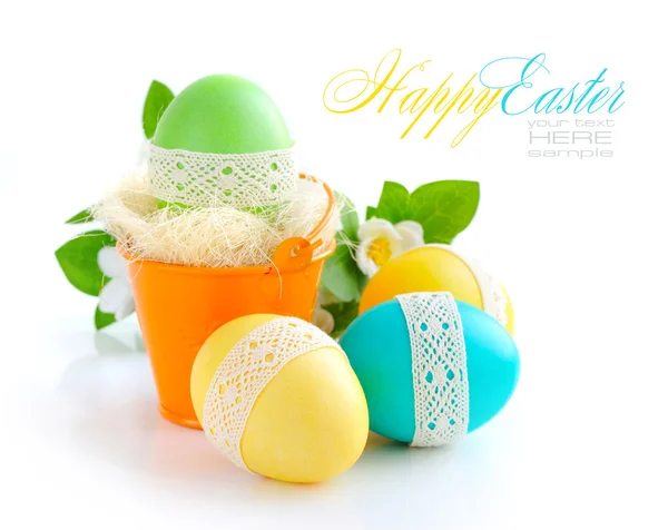 Huevos de Pascua coloridos sobre fondo blanco — Foto de Stock