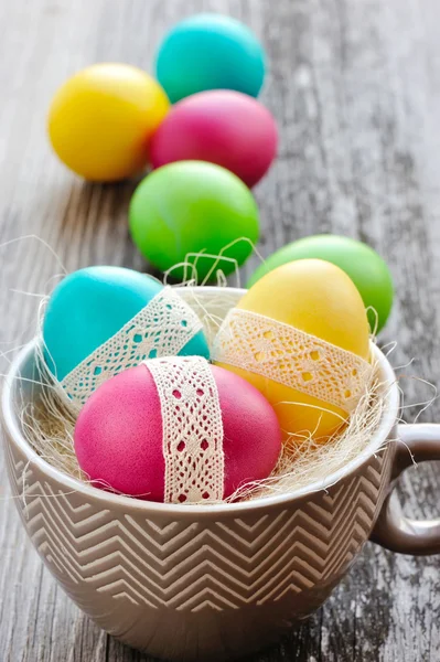 Coloridos huevos de Pascua en una taza decorativa —  Fotos de Stock