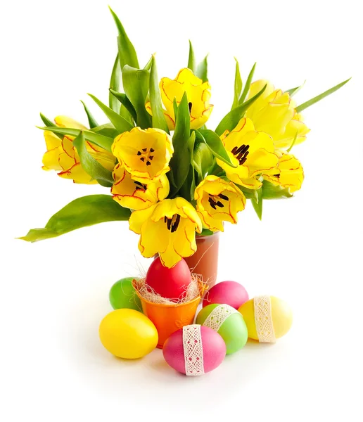 Ostereier mit Strauß Tulpen auf weißem Hintergrund — Stockfoto