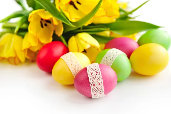 Huevos de Pascua con tulipanes sobre fondo blanco — Foto de Stock