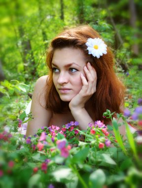 bahar çiçekleri sahip güzel bir genç kadın