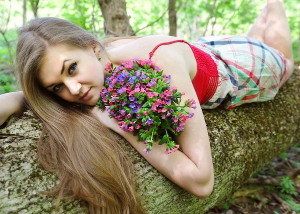 Bella giovane donna con il bouquet di fiori primaverili — Foto Stock