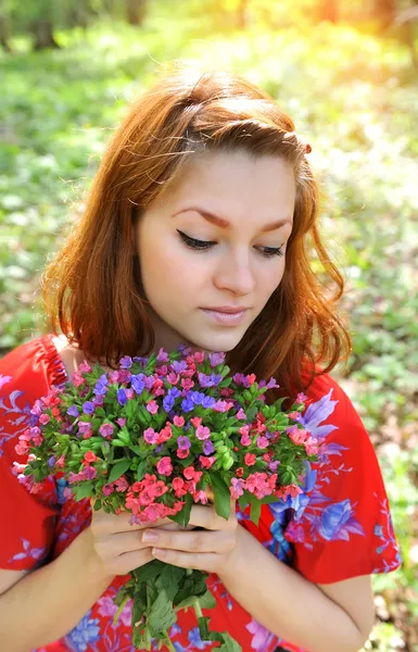 美丽的年轻女子，与春天的花束 — 图库照片