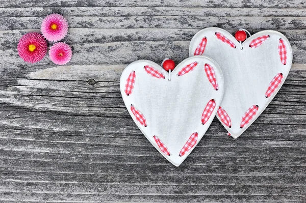 Two hearts with flowers on a wooden background old — Stock Photo, Image
