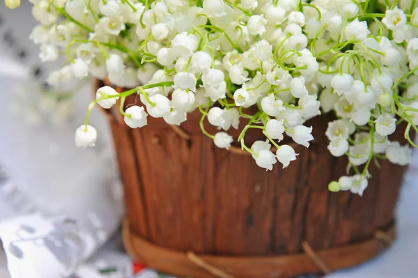 Cesto con gigli della valle (Convallaria majalis ) — Foto Stock