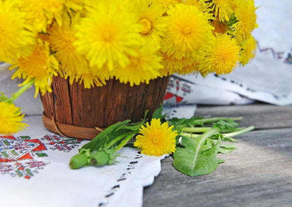 Bouquet of dandelions in a basket — Stock Photo, Image