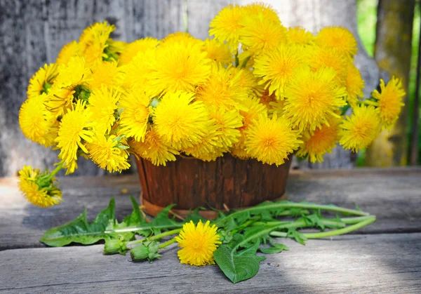 Bouquet di denti di leone in un cesto — Foto Stock