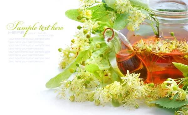 Teekanne mit Lindentee und Blumen, Nahaufnahme — Stockfoto
