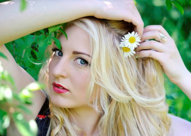 camomiles olan büyüleyici kadın