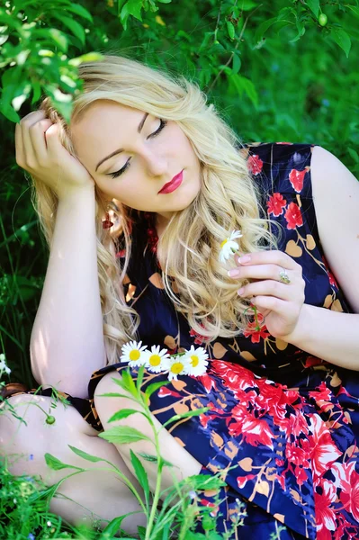 Jovem mulher encantadora com camomilas — Fotografia de Stock