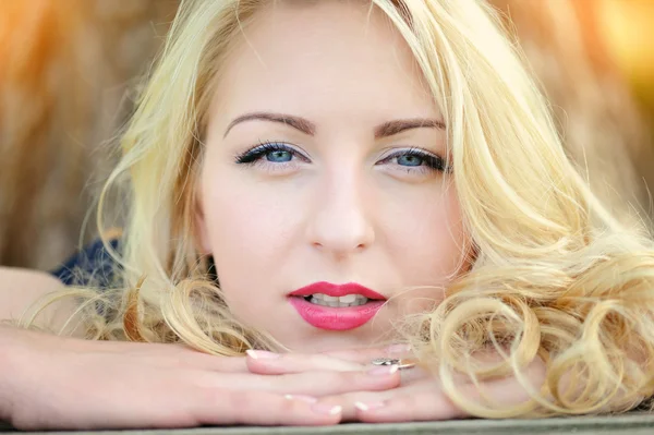 Portrait of a beautiful young woman on a sunny day — Stock Photo, Image