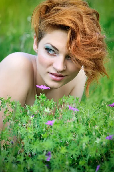 Jeune belle fille dans une prairie d'été — Photo