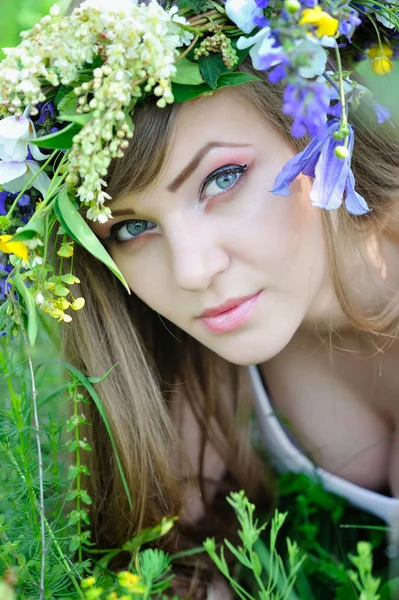 Belle femme avec couronne de fleurs — Photo