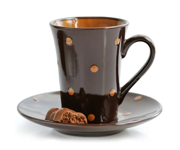 Tasse de café et chocolat pièce isolé sur blanc — Photo