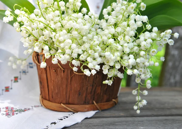 Mand met lelies van de vallei (Convallaria majalis) — Stockfoto