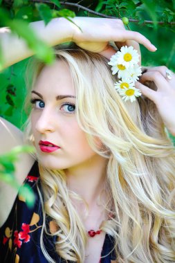 camomiles olan büyüleyici kadın