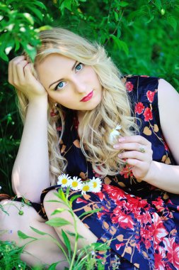 camomiles olan büyüleyici kadın