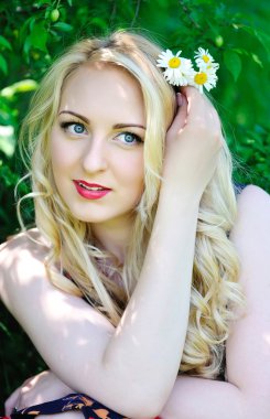 camomiles olan büyüleyici kadın