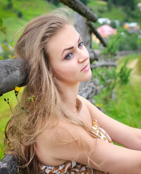 Porträt einer jungen schönen Frau in der Natur — Stockfoto