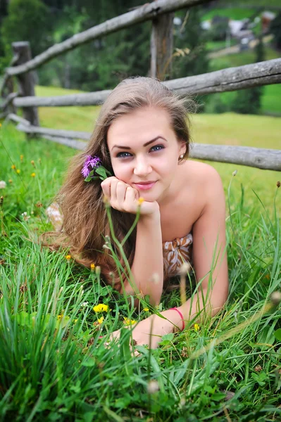 Jeune belle femme sur herbe verte — Photo