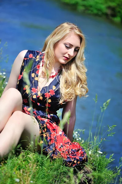 Junge hübsche Frau entspannt auf dem Fluss — Stockfoto