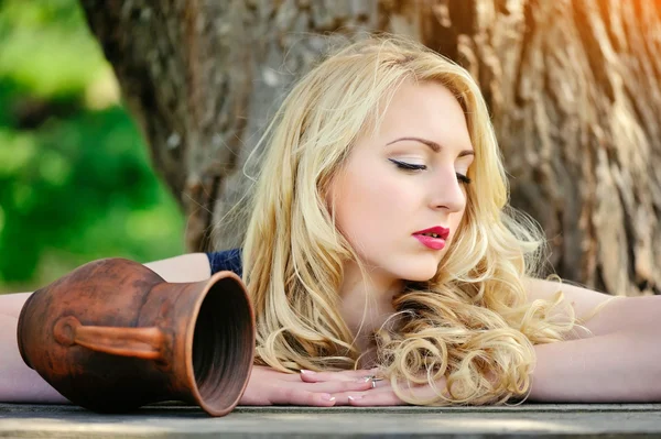 Портрет красивой блондинки с керамическим кувшином — стоковое фото