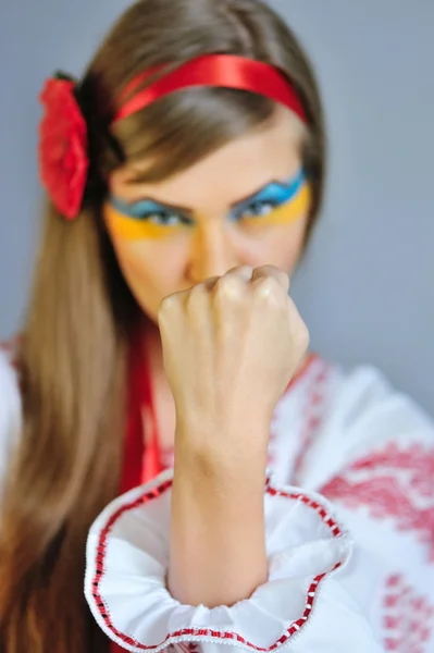 Menina ucraniana irritada levantando o punho, foco seletivo no punho — Fotografia de Stock