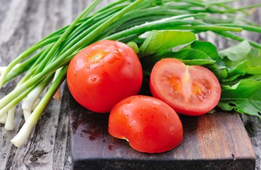 domates soğan ve roka ahşap oyun tahtası