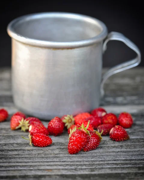 Verse wilde aardbeien op een oude houten tafel — Stockfoto