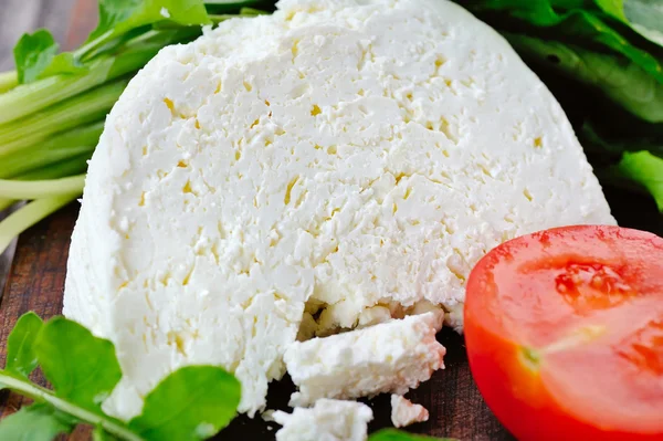 Ahşap oyun tahtası roka ve domates ile peynir — Stok fotoğraf
