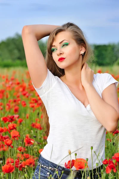 Молодая красивая девушка на маковом поле — стоковое фото