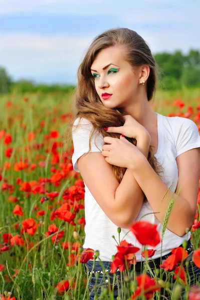 Fiatal gyönyörű lány pipacs mező — Stock Fotó