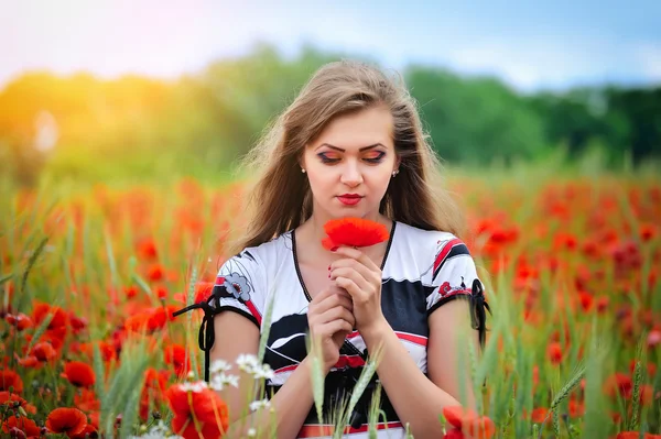 Молодая красивая девушка на маковом поле — стоковое фото