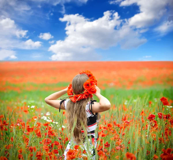 Schöne junge Frau im roten hellen Mohnfeld — Stockfoto