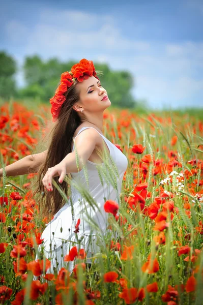 Mulher bonita no campo de papoula brilhante vermelho. Retrato de verão — Fotografia de Stock