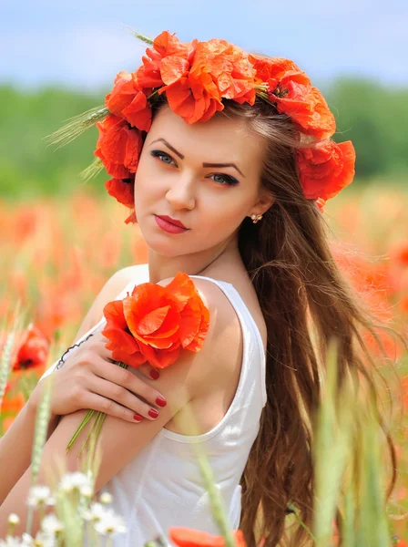 Hermosa joven en rojo campo de amapola brillante. Retrato de verano — Foto de Stock