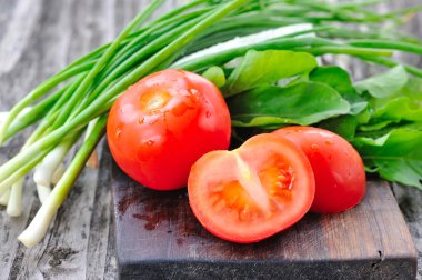 domates soğan ve roka ahşap oyun tahtası