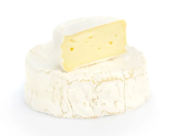 Στρογγυλό τυρί καμαμπέρ με ένα κομμάτι που απομονώνονται σε λευκό — Φωτογραφία Αρχείου