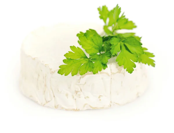 Ronde camembert kaas met een peterselie geïsoleerd op wit — Stockfoto