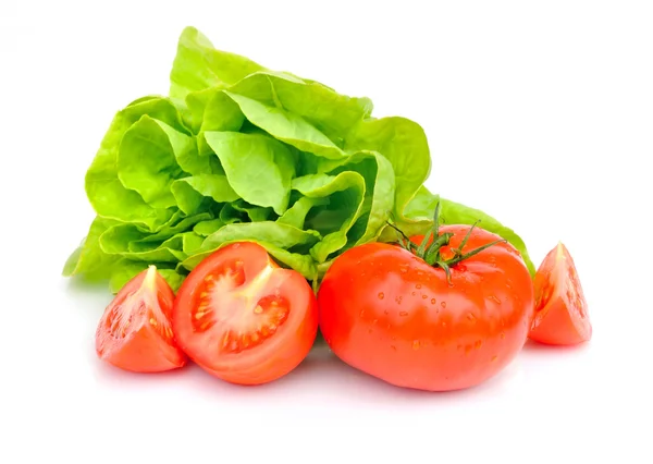 Frische Tomaten und grüner Salat isoliert auf weißem Hintergrund — Stockfoto