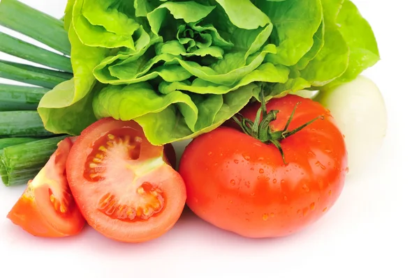 Tomates frescos e salada verde isolada sobre fundo branco — Fotografia de Stock