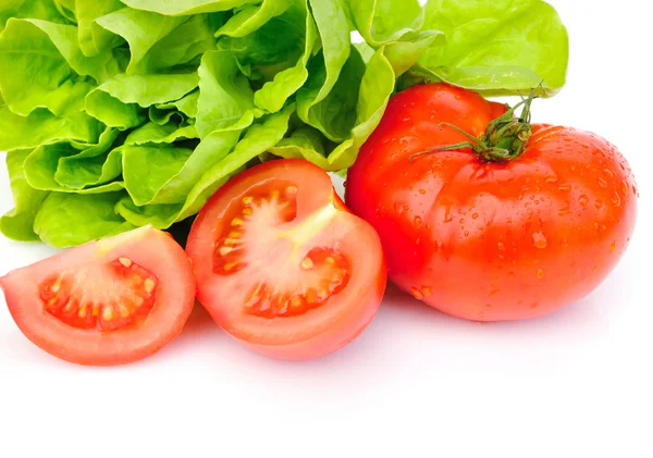 Frische Tomaten und grüner Salat isoliert auf weißem Hintergrund — Stockfoto