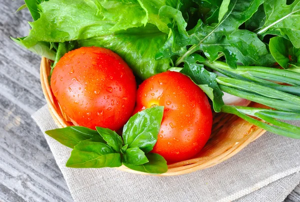 Légumes frais et verdure sont dans un panier — Photo