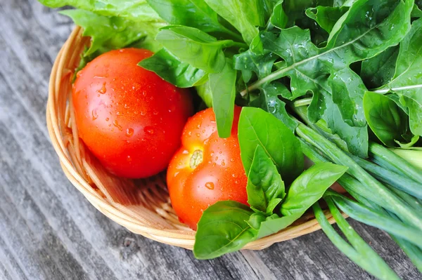 Verduras frescas y vegetación están en una canasta —  Fotos de Stock