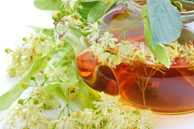 çaydanlık ıhlamur çayı ve çiçeklerle, yakın çekim