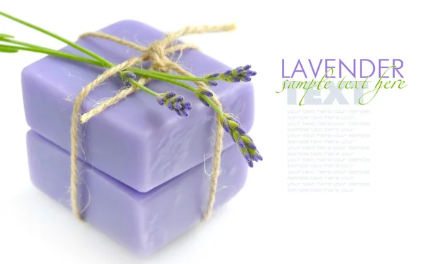 Sabão artesanal e flores de lavanda em um fundo branco — Fotografia de Stock