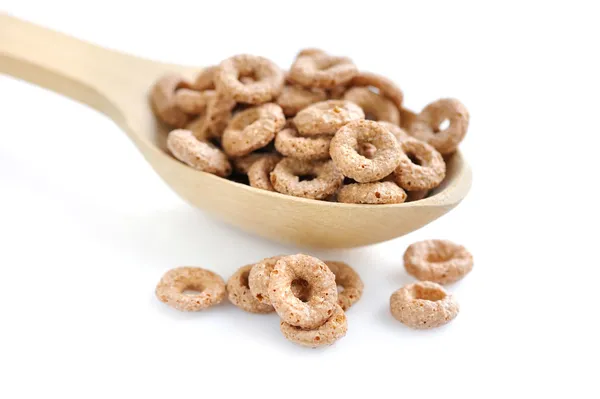 Cuchara de madera con anillos de cereales sobre fondo blanco — Foto de Stock