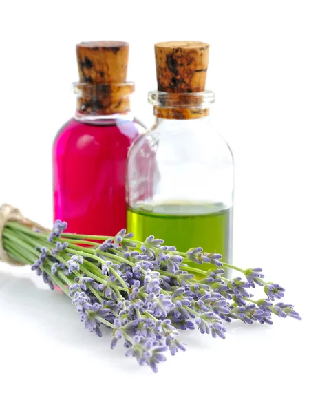 Aceite de aroma con flores de lavanda sobre fondo blanco — Foto de Stock