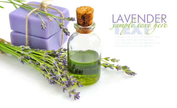 Aromaöl und handgemachte Seife mit Lavendelblüten — Stockfoto